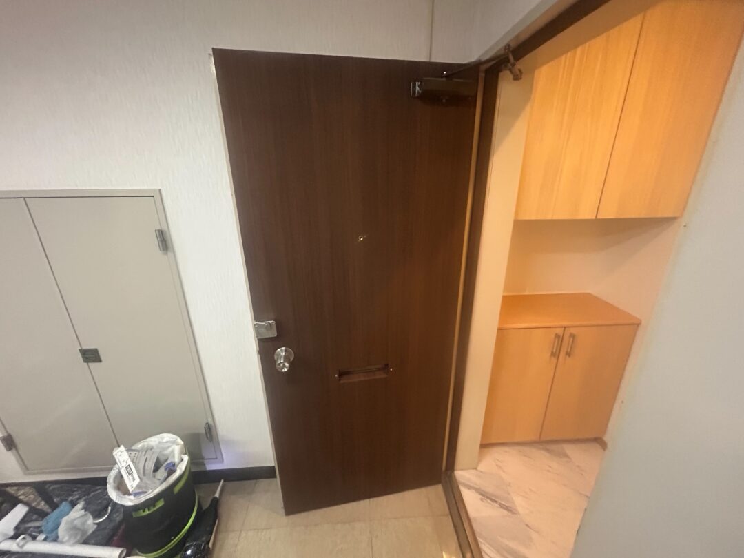［マンション］玄関ドアにダイノックシート施工！