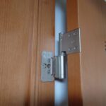 新しいトステム純正丁番を取り付けた状態