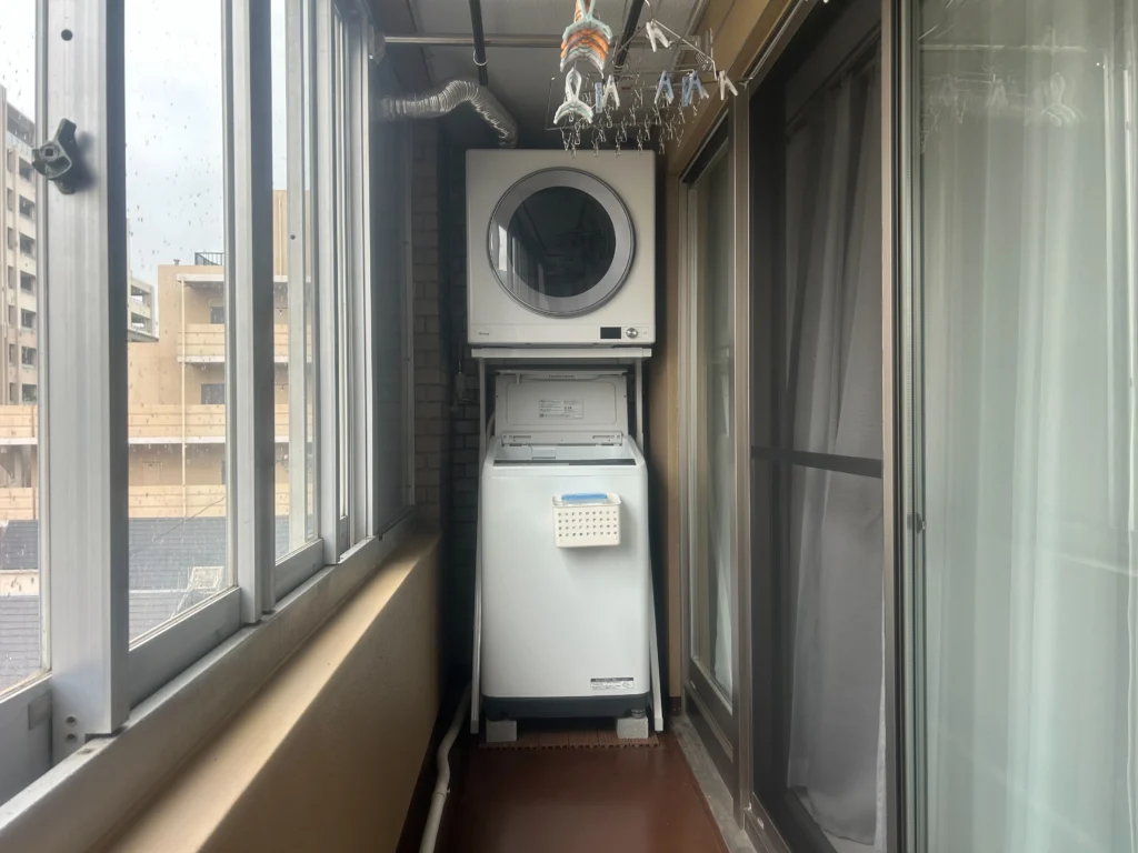マンションベランダに設置された乾太くん完成写真